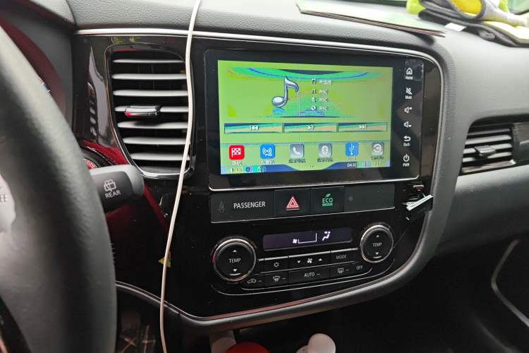 Used Mitsubishi Outlander 2019 2.4L 4x4 Zhi Xiang Edition 7 Seats China VI Standard Audio And AC Panel