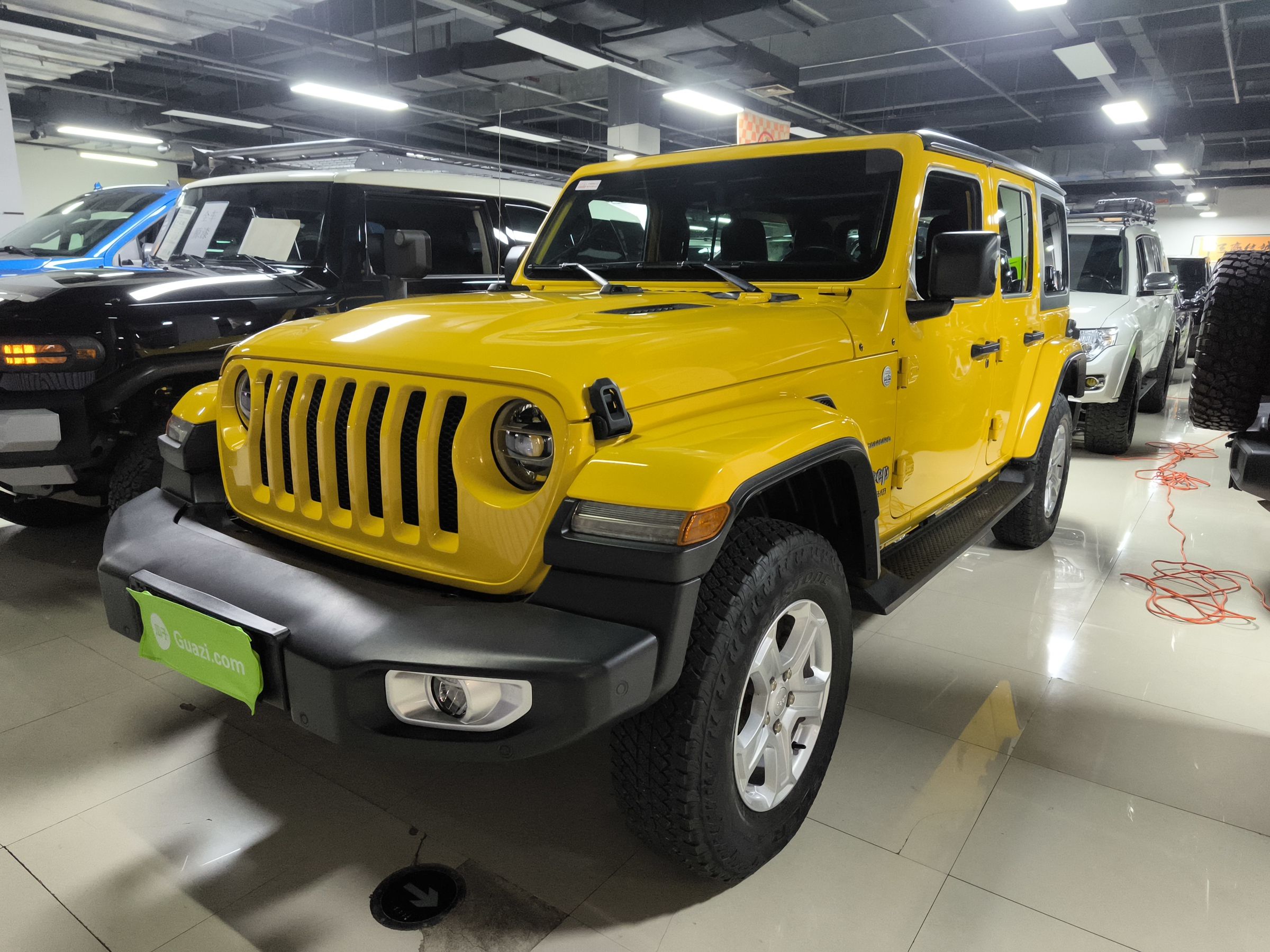 تحت مقدمة السيارة