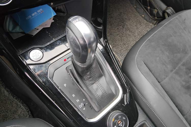 Used Volkswagen T-ROC 2019 280TSI DSG Two-Wheel-Drive Luxury Version China V Emission Standard Gear Lever