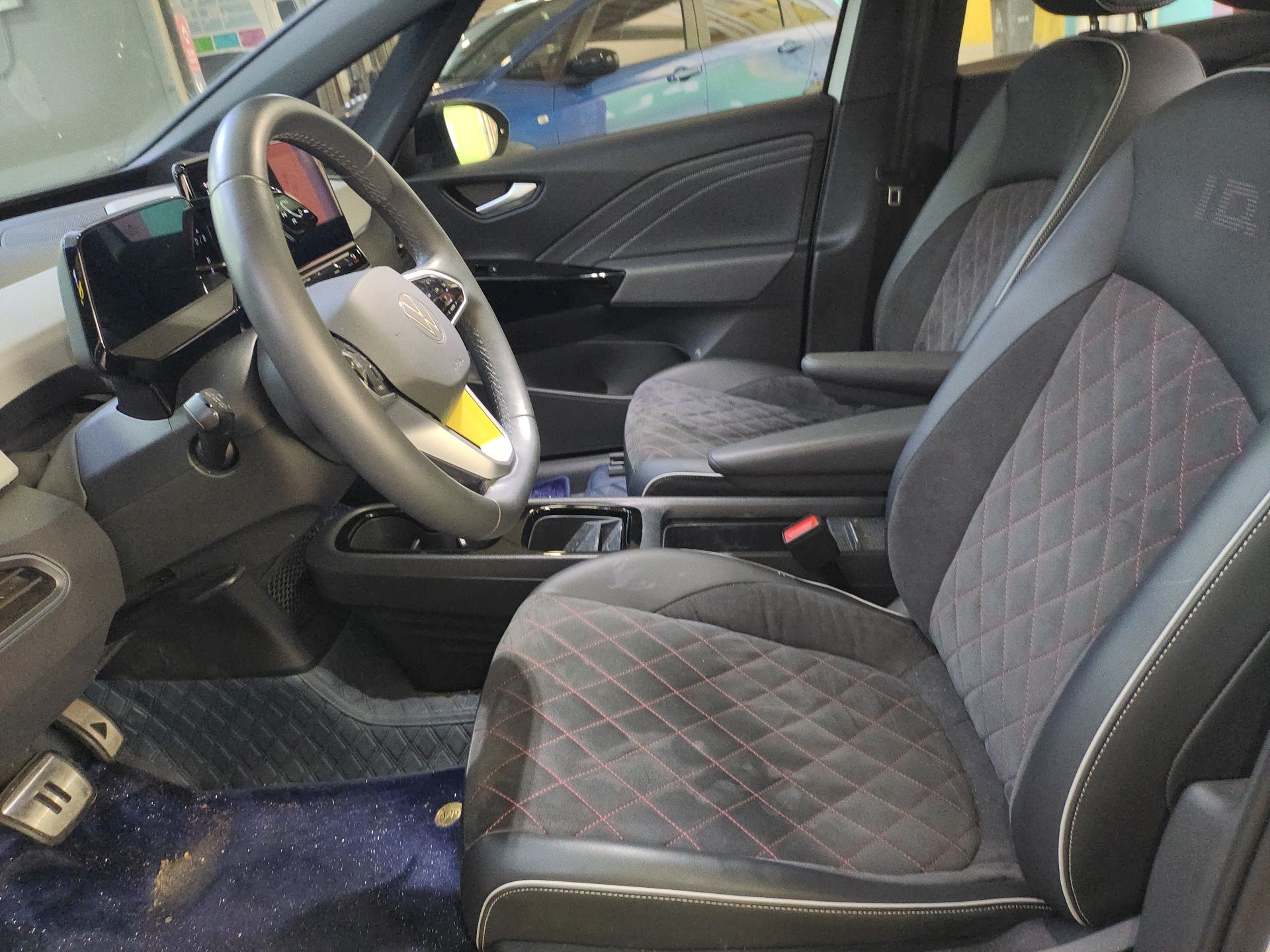 المقاعد الأمامية داخل السيارة