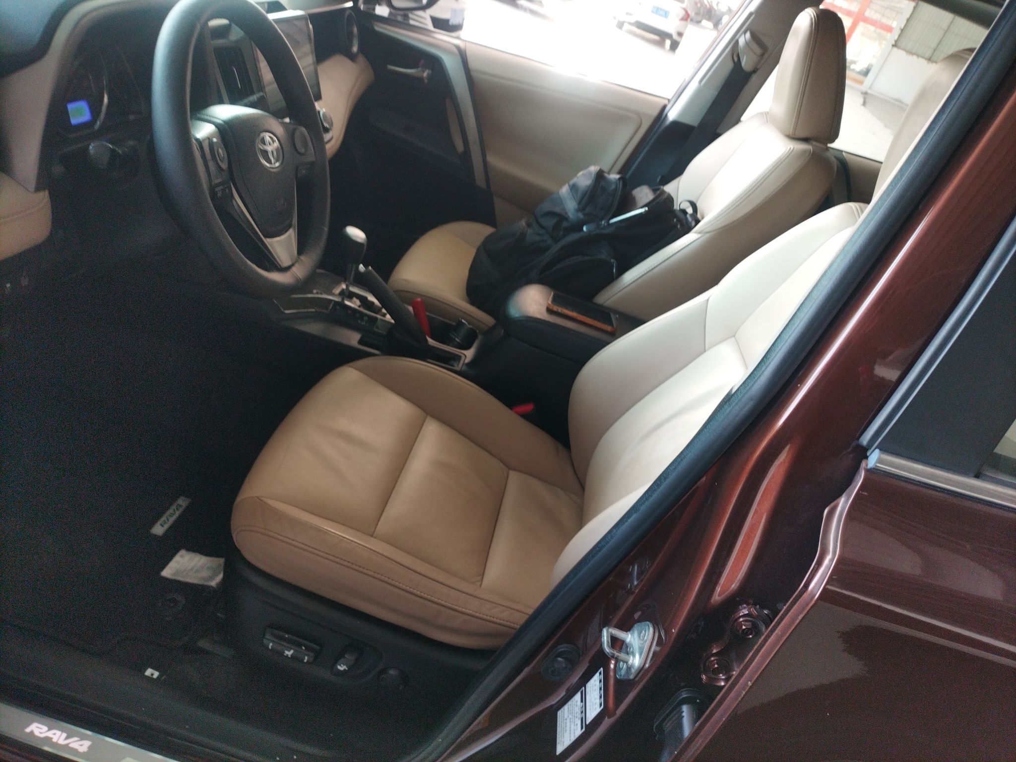 المقاعد الأمامية داخل السيارة