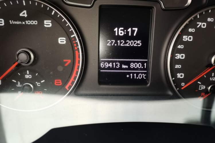 Used Audi Q3 2016 35 TFSI quattro all-wheel-drive style model Odometer Close Up