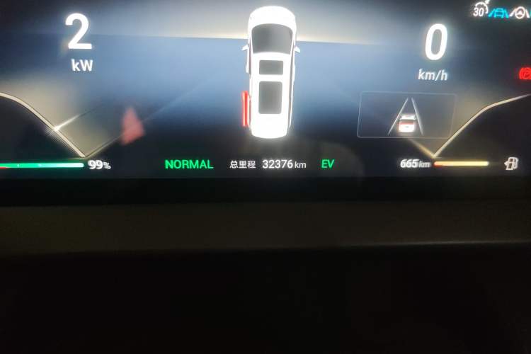 Used Denza D9 2022 DM-i 970 Four-Wheel Drive Flagship Model Odometer Close Up