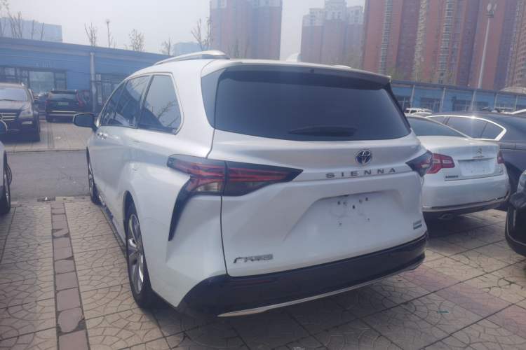 Used Toyota SIENNA 2023 2.5L Hybrid Deluxe Edition