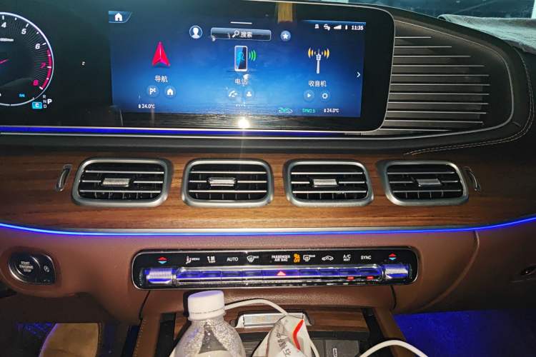 Used Mercedes-Benz GLE 2025 GLE 450 4MATIC Fashion Edition Audio And AC Panel