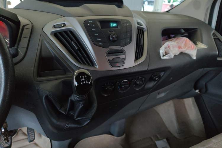 Used Ford Transit 2017 2.0T Diesel Multi-Function Commercial Vehicle Short Wheelbase Mid-Roof China V Standard Audio And AC Panel