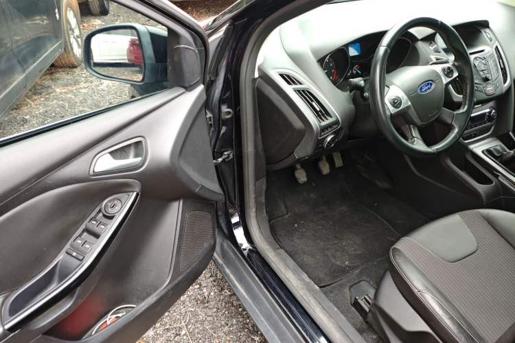 Used Ford Focus 2012 Sedan 1.6L Manual Fashion Edition
