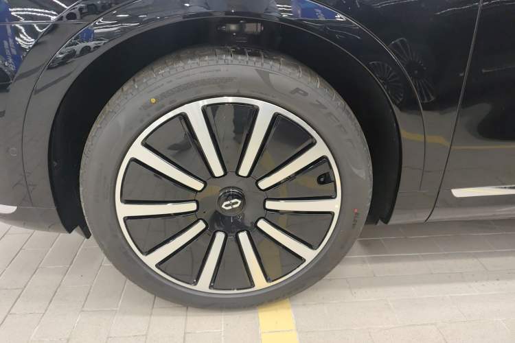 Used Hima AITO M9 2024 Range-Extended Ultra Version 42 kWh 6-Seater Model Left Front Wheel Hub