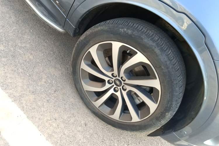 Used Land Rover Discovery Sport 2021 249 PS R-Dynamic SE Performance Tech Edition 5 Seats Right Front Wheel Hub