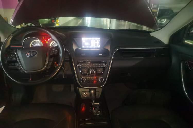 Used Bestune X80 2016 2.0L Automatic Luxury Model Audio And AC Panel