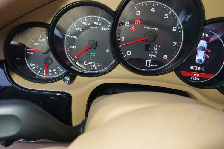 Used Porsche Panamera 2014 Panamera 4 3.0T Odometer Close Up