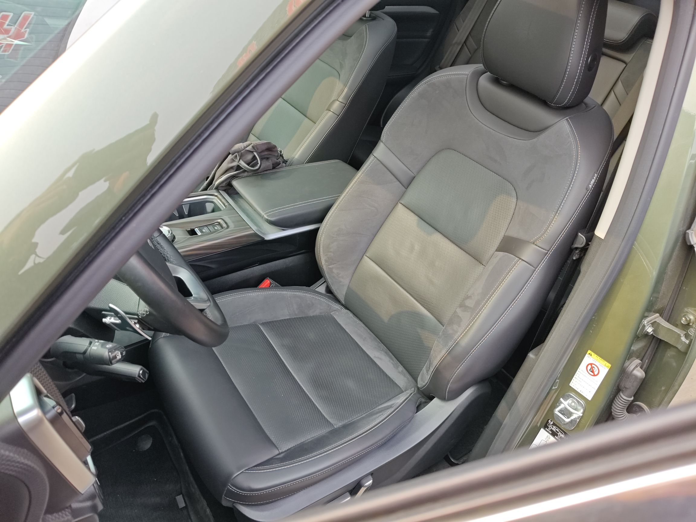 Переднее сиденье в автомобиле