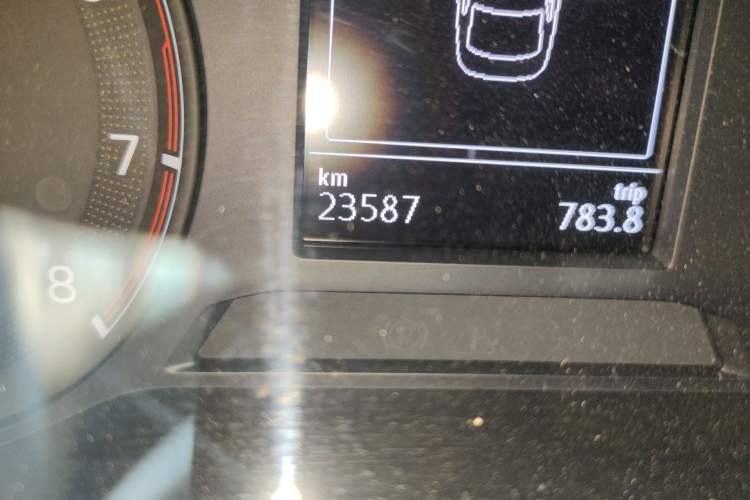 Used Volkswagen Sagitar 2019 200TSI Manual Comfort Version China VI Standard Odometer Close Up