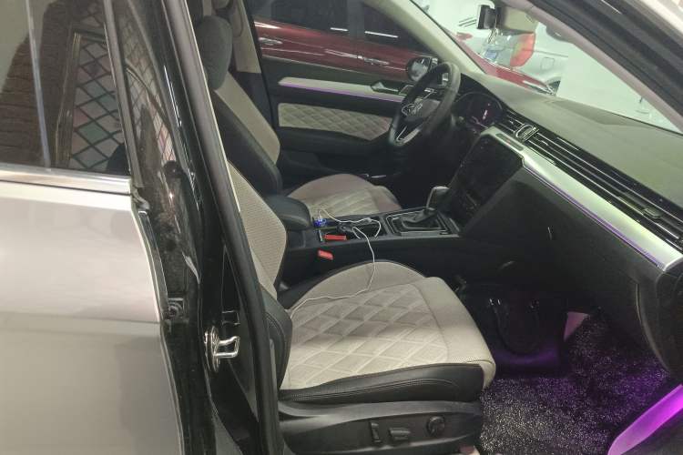 Used Volkswagen Magotan 2023 2 Million Units Commemorative Edition 330TSI DSG Luxury Version Right Front Seat