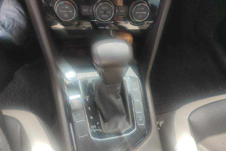Used Volkswagen Tiguan L 2017 330TSI Automatic Two-Wheel Drive Comfort Edition Gear Lever