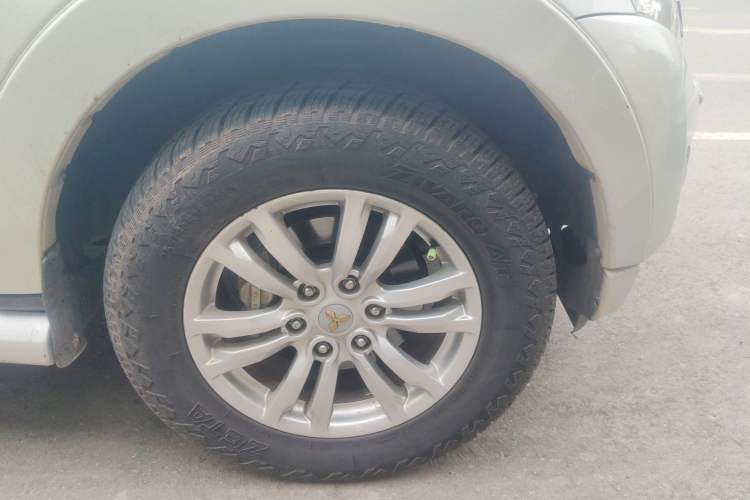 Used Mitsubishi Pajero  Right Front Wheel Hub