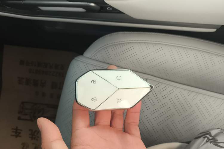 Used Formula Leopard Titanium 3 2025 501KM All-Wheel Drive Intelligent Driving Ultra Version
