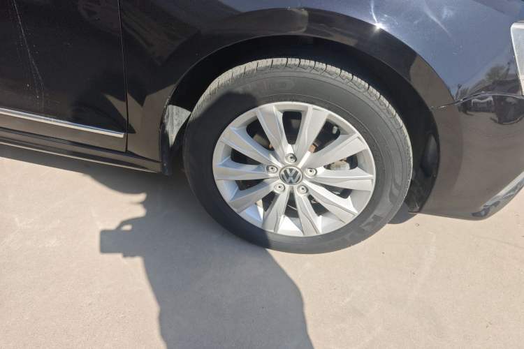 Used Volkswagen Sagitar 2015 1.6L Manual Comfort Model Right Front Wheel Hub