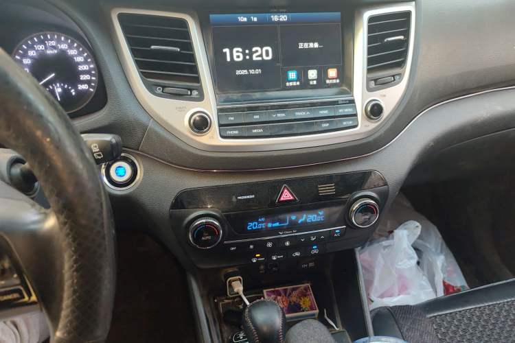 Used Hyundai Tucson 2015 1.6T Dual-Clutch Two-Wheel-Drive Smart Model Audio And AC Panel
