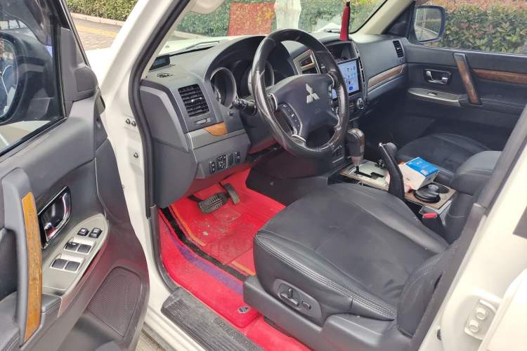 Used Mitsubishi Pajero 2016 3.0L Automatic Standard Version China V Standard Driver Seat