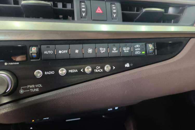 Used Lexus ES 2020 300h Premier Edition
