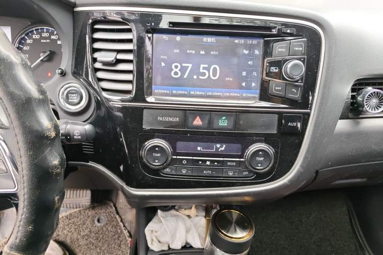 Used Mitsubishi Outlander 2016 2.4L 4x4 Elite Edition 7-Seater Audio And AC Panel