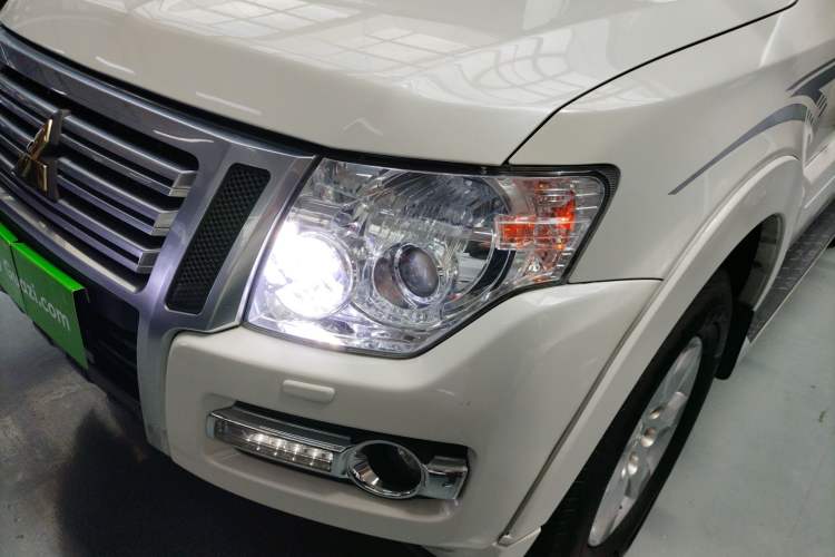 Used Mitsubishi Pajero 2018 3.0L Automatic Standard Edition Left Front Headlight