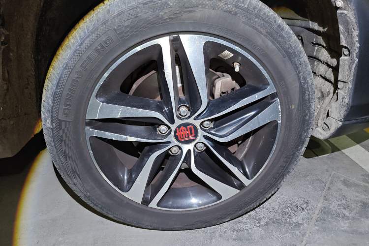 Used BYD Tang New Energy 2015 2.0T Four-Wheel-Drive Flagship Model
