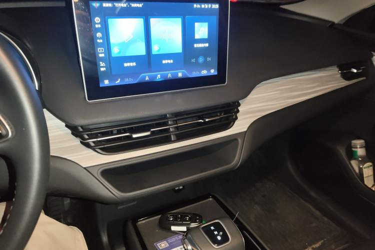 Used Hongqi E-QM5 2023 560km PLUS
