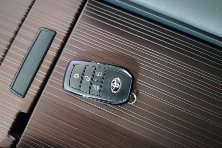 Used Toyota Granvia 2024 2.5L Hybrid Luxury Edition