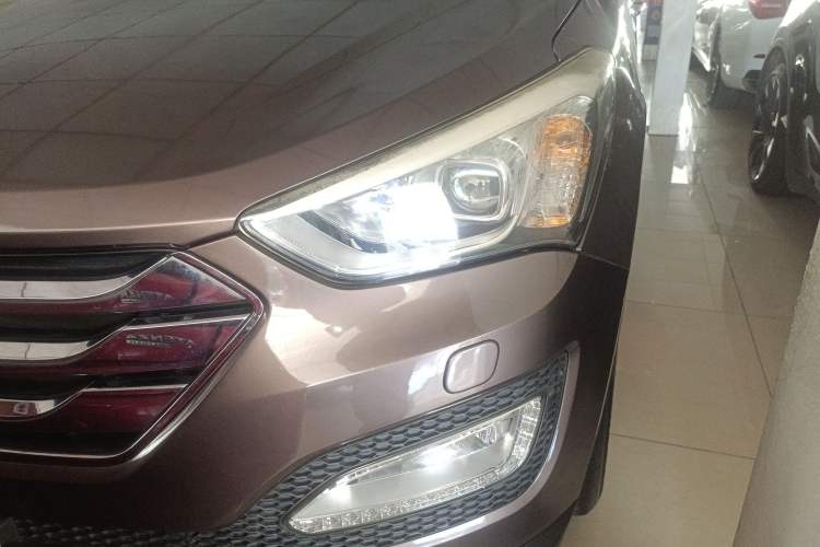 Used Hyundai Santa Fe 2013 Revised Version 2.4L Automatic All-Wheel Drive Luxury Trim