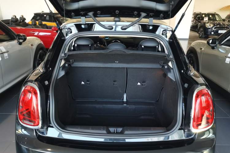 Used MINI MINI 2023 Updated 1.5T COOPER Artist Five-Door Edition
