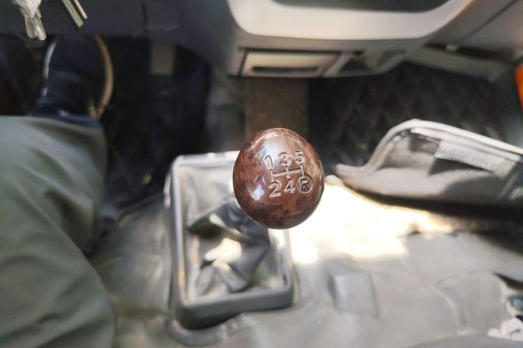 Used King Long Golden Way 2015 2.0L Value-Packed Practical Version 4G21B
