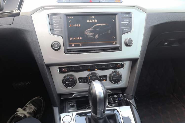 Used Volkswagen Variant 2017 380TSI Two-Wheel Drive Comfort Edition Audio And AC Panel