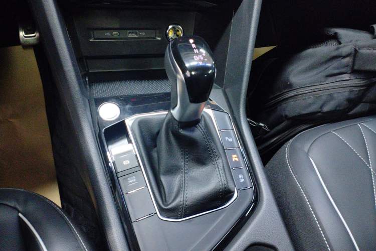 Used Volkswagen Tiguan L 2024 Outstanding Model 330TSI Automatic Two-Wheel Drive R-Line Dragon Glory Edition Gear Lever