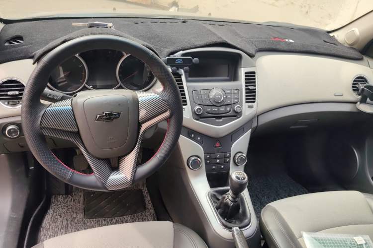 Used Chevrolet Cruze 2013 1.6L SE MT Center Console