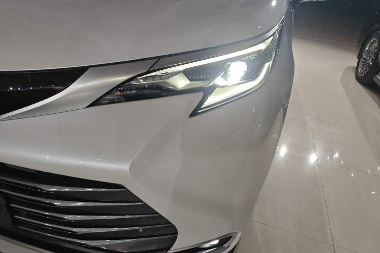 Used Toyota SIENNA 2023 2.5L Hybrid Deluxe Edition Left Front Headlight