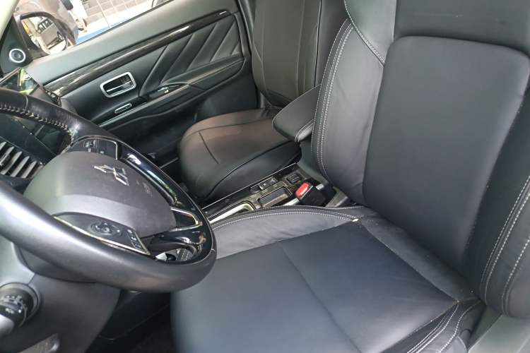 Used Mitsubishi Outlander 2019 2.0L Two-Wheel Drive Comfort Edition 7 Seats China V Emission Standard
