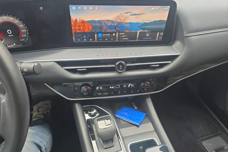 Used Nissan Pathfinder 2024 380 VC-TURBO Four-Wheel Drive Intelligent Driving Version 7 Seats Audio And AC Panel