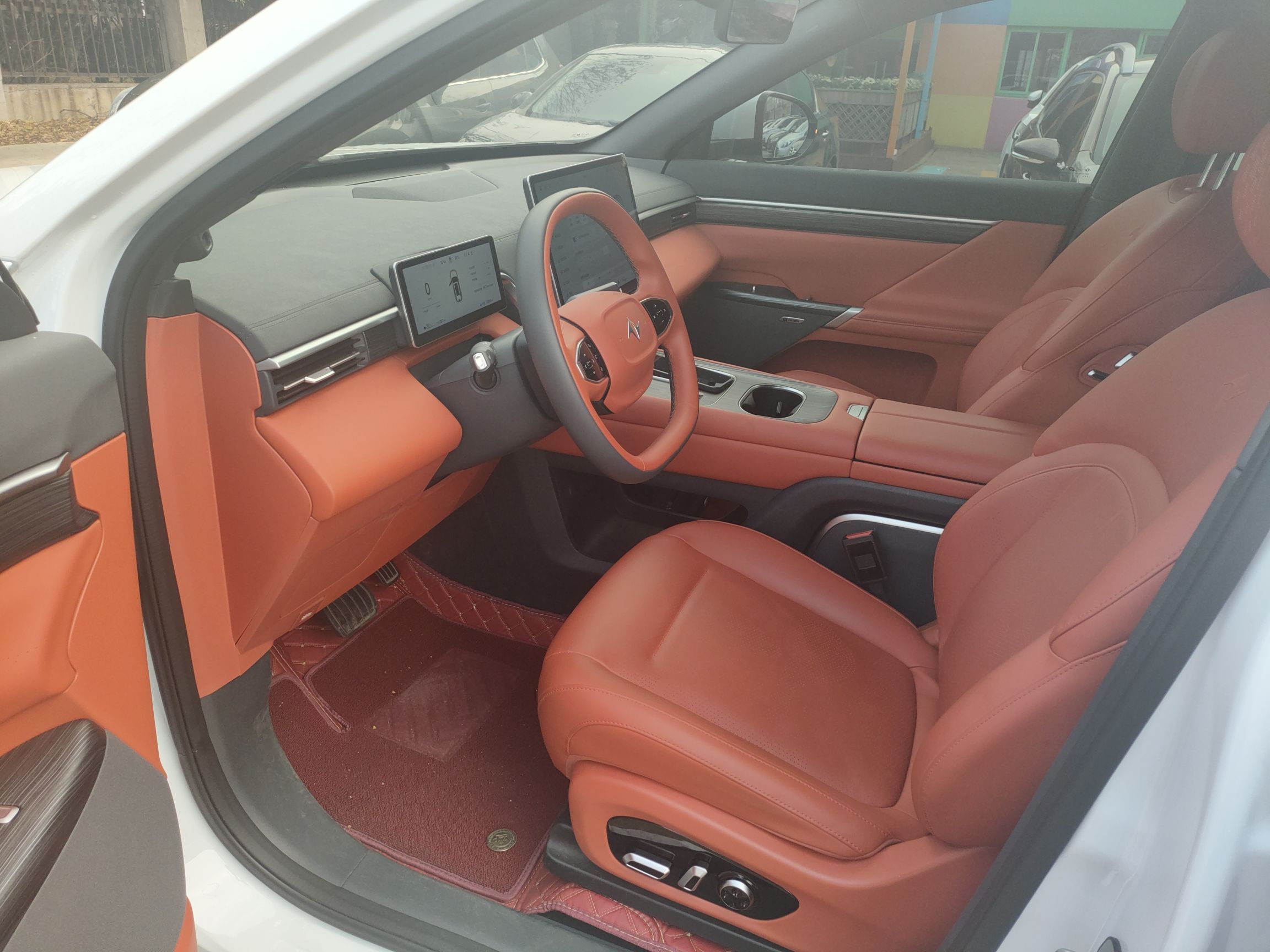 المقاعد الأمامية داخل السيارة