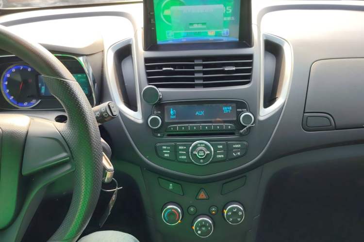 Used Chevrolet Trax 2014 1.4T Manual Two-Wheel Drive Comfort Model Audio And AC Panel