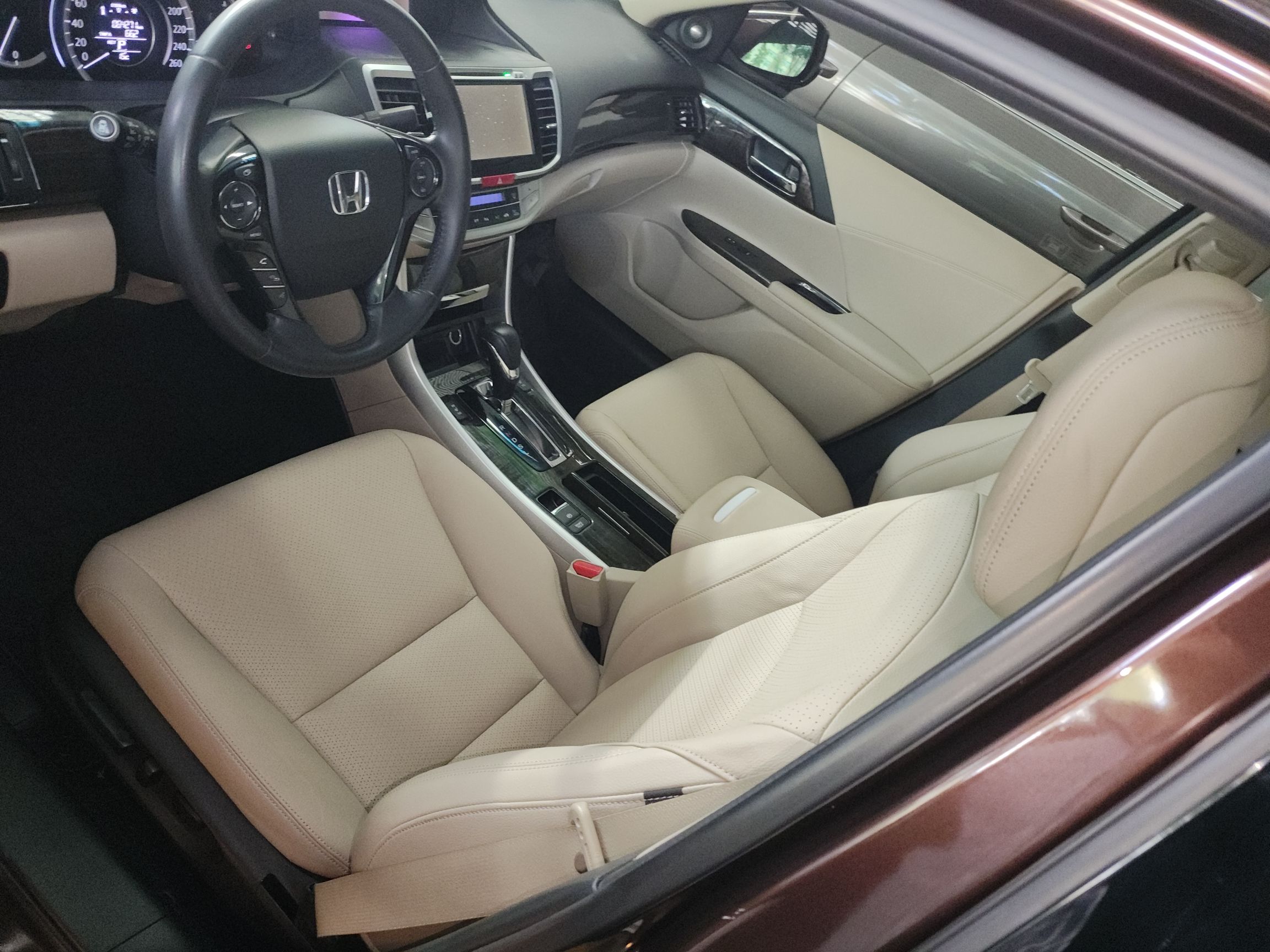 Переднее сиденье в автомобиле