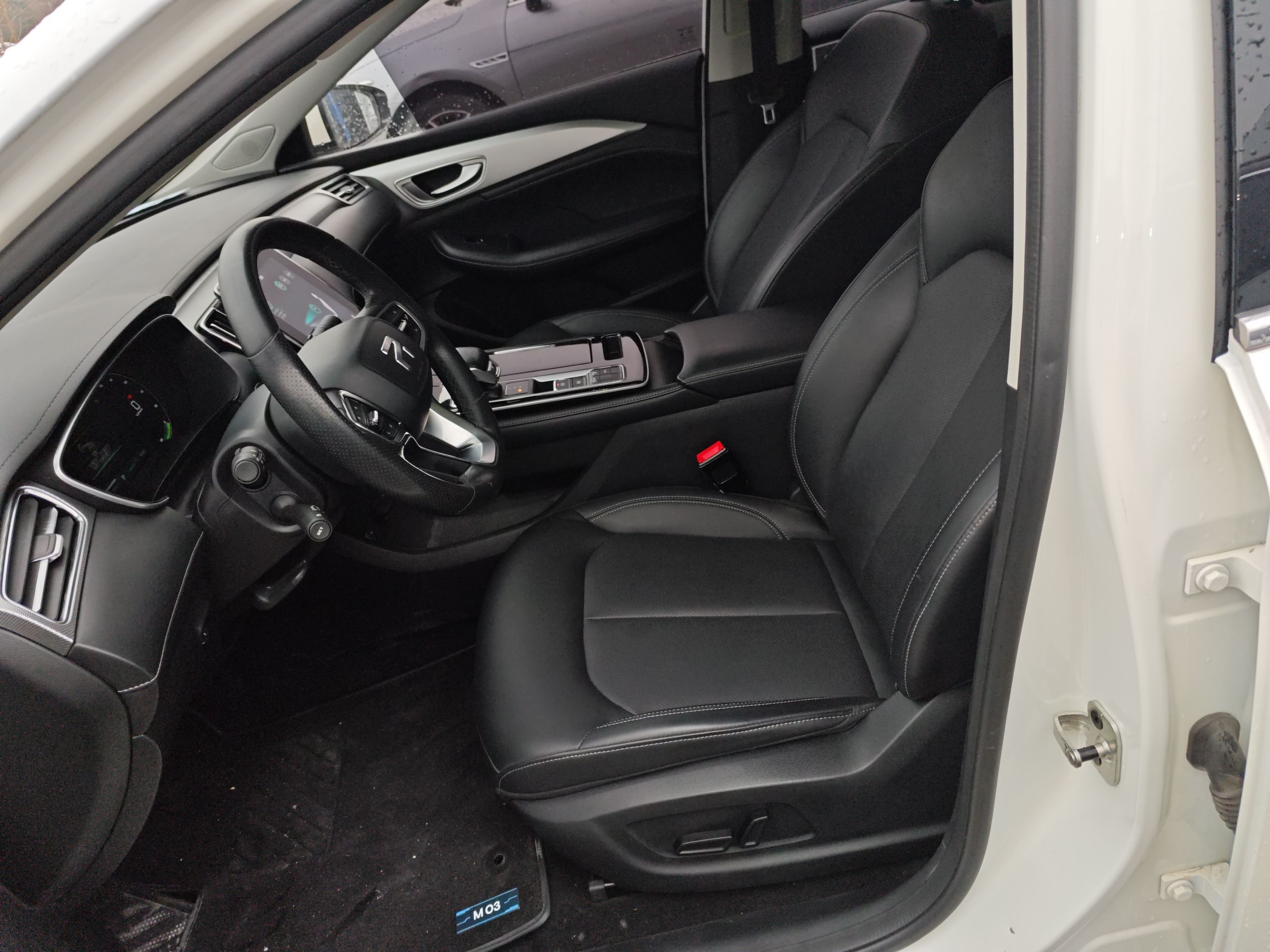 Переднее сиденье в автомобиле