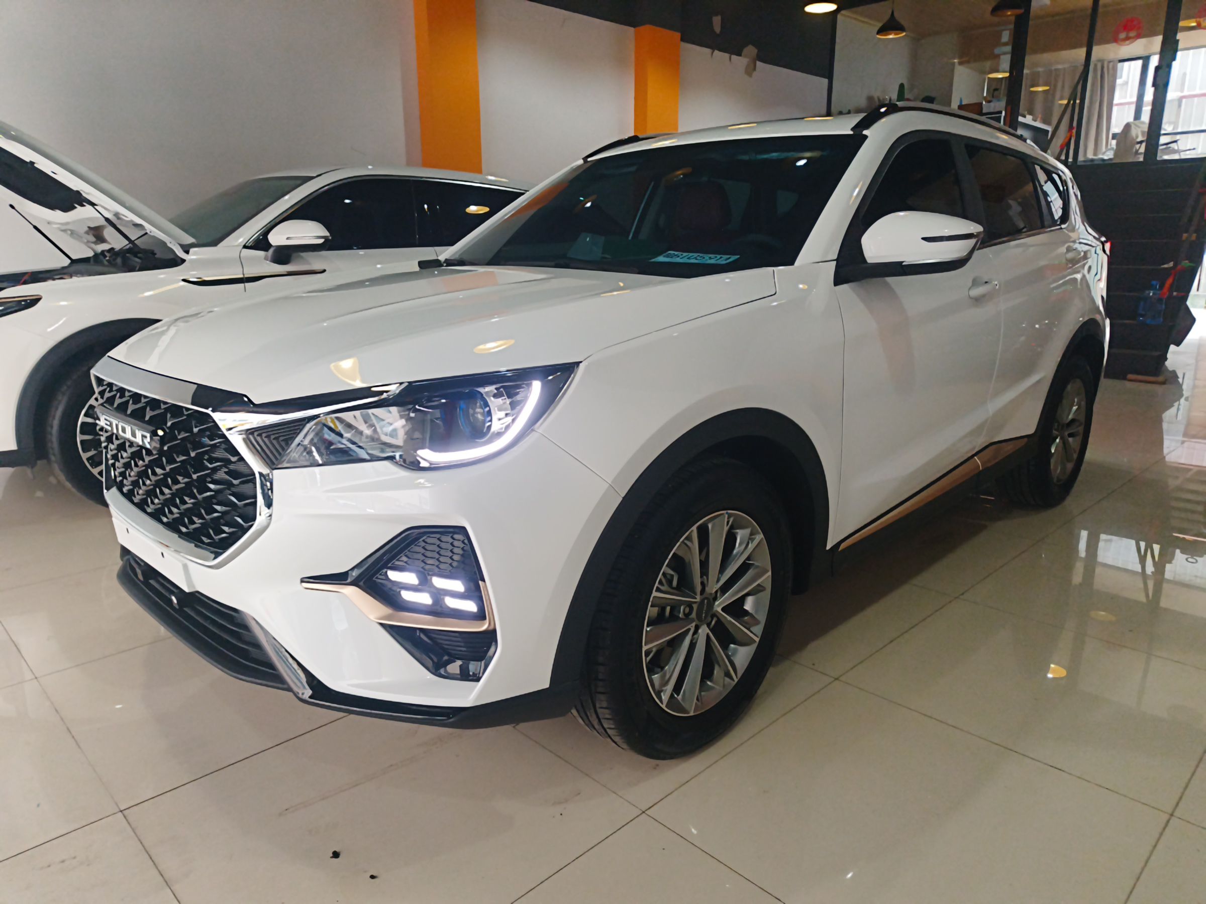 تحت مقدمة السيارة