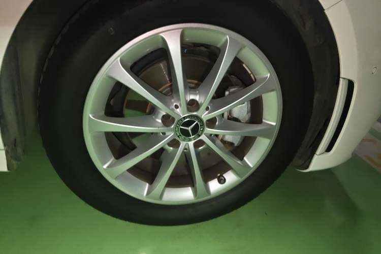 Used Mercedes-Benz A-Class 2021 A 200 L Sport Sedan Fashion Model Right Front Wheel Hub