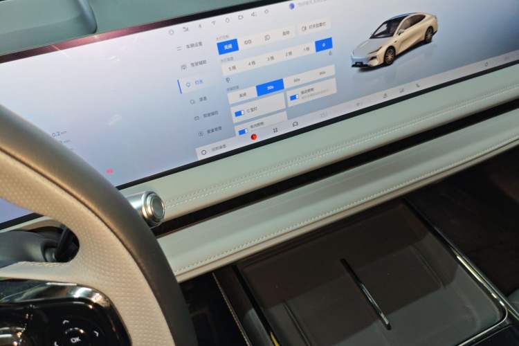 Used Geely Galaxy E8 2025 700 km Long-Range Intelligent Driving Version Audio And AC Panel