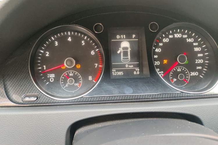 Used Volkswagen Magotan 2013 1.8TSI Luxury Model Odometer Close Up