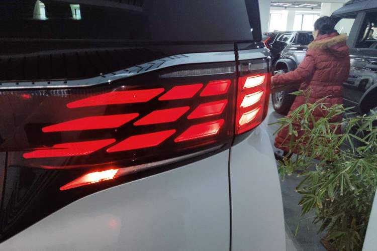 Used Toyota Alphard 2024 Dual-Engine 2.5L Deluxe Edition Exterior 6