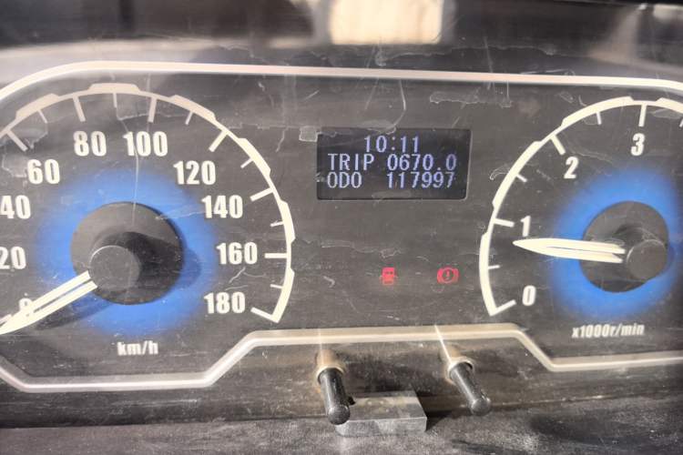 Used SAIC MAXUS Xintu V80 2015 2.5T AMT Aoyuntong Edition Short Wheelbase Mid-Height