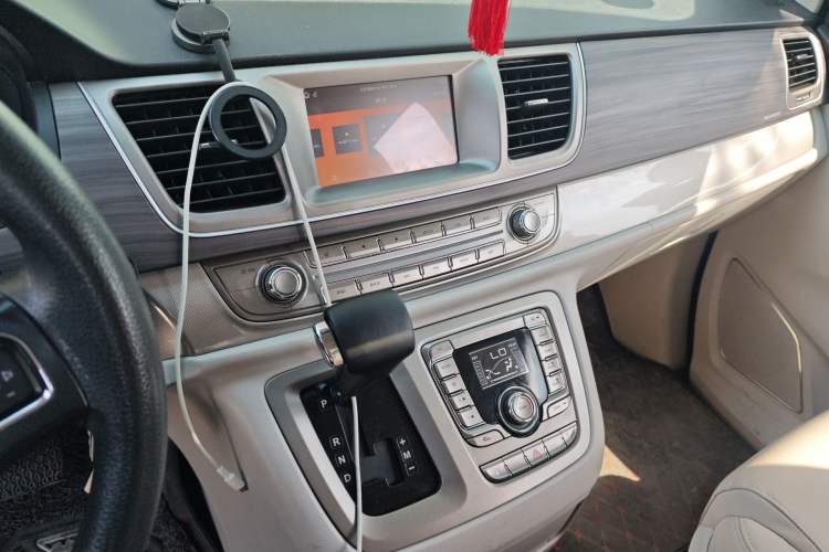 Used SAIC MAXUS G10 2016 2.0T Automatic Fashion Edition Audio And AC Panel